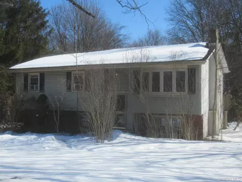 246 Skyline Dr, Highland Mills, NY 10930