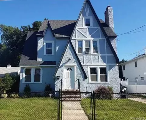 17 Hope St, Hempstead, NY 11550