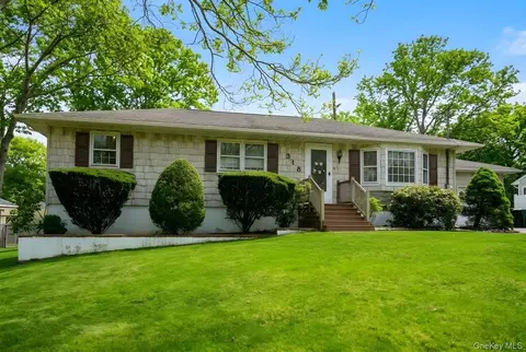 318 Jamaica Ave, Medford, NY 11763