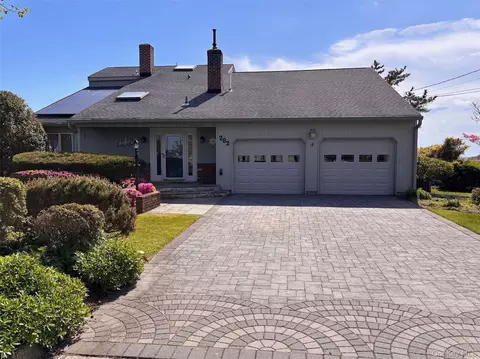 282 Belvedere Dr, Oakdale, NY 11769