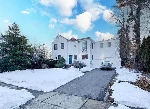 9 Ramsey Rd, North Hempstead, NY 11023