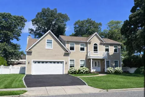 5 Pine St, Plainview, NY 11803