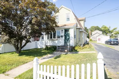 404 Silver Ln, Oceanside, NY 11572