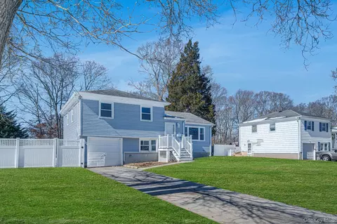 122 Weaver Rd, West Sayville, NY 11796