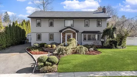 98 Barry Ln, Syosset, NY 11791
