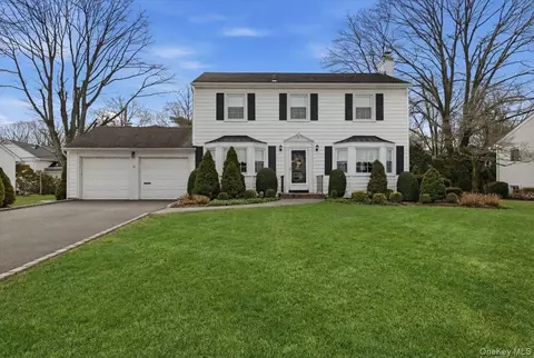 8 Andover Ct, Garden City, NY 11530