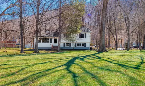 8 Adelaide Ln, Washingtonville, NY 10992