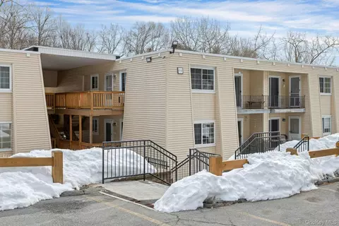 417 Fox Run Ln, Carmel, NY 10512