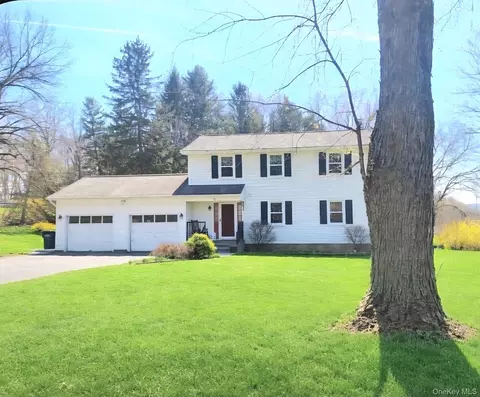 16 Saddle Ridge Dr, East Fishkill, NY 12533