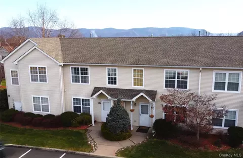 618 Crab Apple Ln, New Windsor, NY 12553