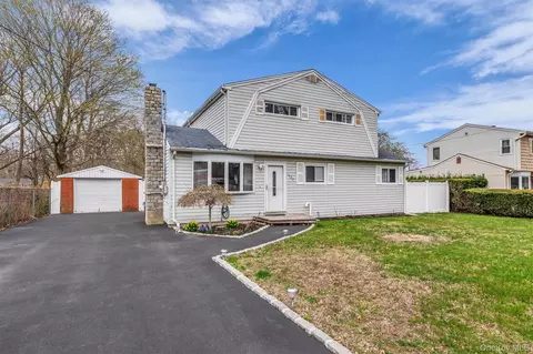 1520 N Thompson Dr, Bay Shore, NY 11706