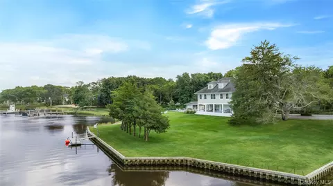 11 Bay Rd, Westhampton Beach, NY 11978