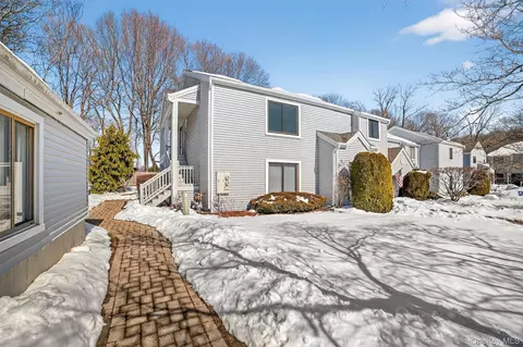 97 Sunfish Lndg, Yorktown, NY 10547