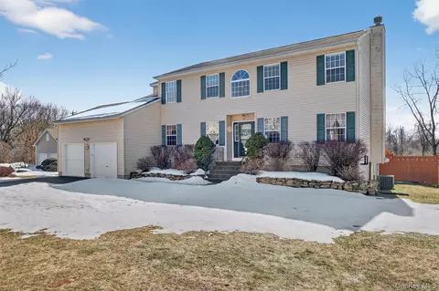 3 Windsor Garden Dr, New Windsor, NY 12553