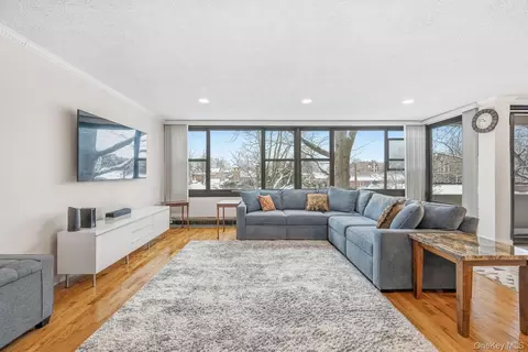 715 162nd St #4D, Whitestone, NY 11357