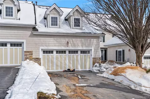 6 Turnberry Ct, Monroe, NY 10950