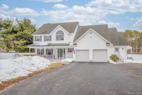 47 Cobblestone Dr, Shoreham, NY 11786