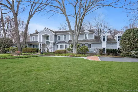 32 Old House Ln, North Hempstead, NY 11050