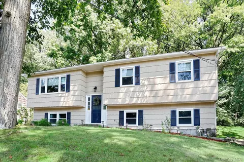 302 Old Haverstraw Rd, Clarkstown, NY 10920