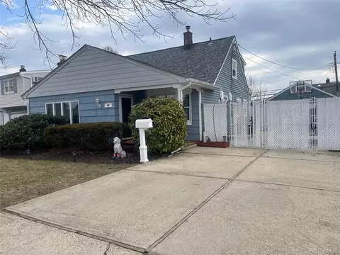 20 Peacock Ln, Levittown, NY 11756