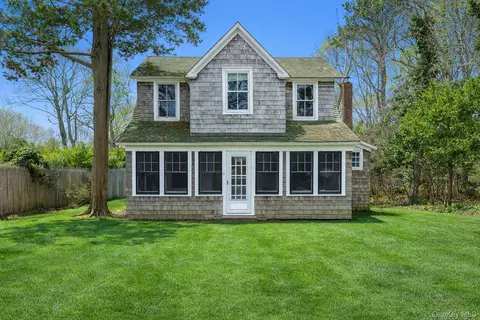 4 Weesuck Ave, East Quogue, NY 11942