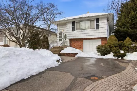 26 Clarendon St, Dix Hills, NY 11746