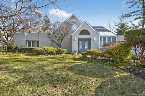 37 Shelter Ln, North Hempstead, NY 11577