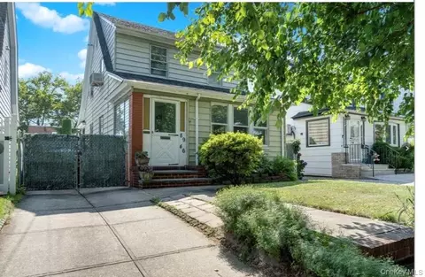 8946 215th Pl, New York, NY 11427