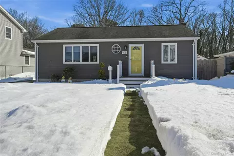 418 Old Farmingdale Rd, West Babylon, NY 11704