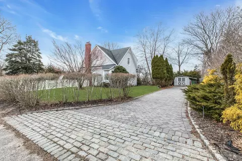 4 Wells Ln, Hampton Bays, NY 11946
