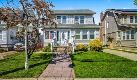 49 Malden Ave, Lynbrook, NY 11563