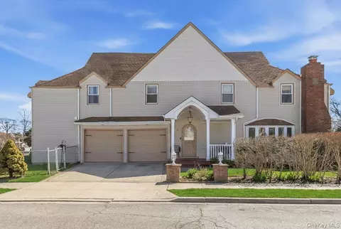 12 Stone Blvd, Massapequa, NY 11758