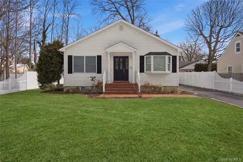 43 Ridgeway Blvd, Bay Shore, NY 11706