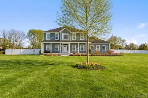 3 Manor Ct, Mount Sinai, NY 11766