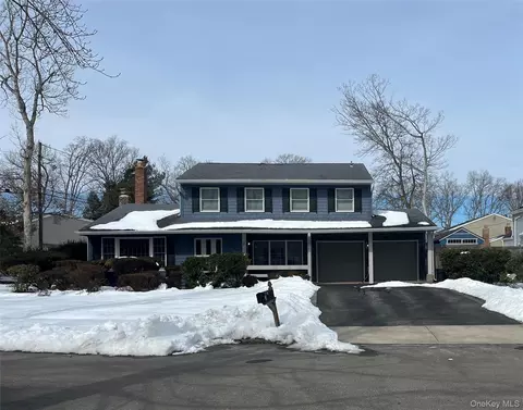 3 Decatur Ln, Lake Grove, NY 11755