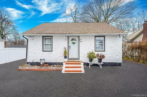 26 Smith St, Amityville, NY 11701