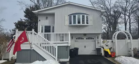 606 Birch Hollow Dr, Shirley, NY 11967