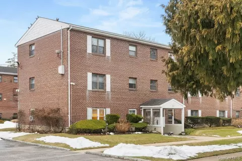 123 Park Ave #A4, Amityville, NY 11701