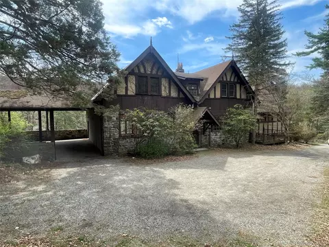 32 E Lake Stable Rd, Tuxedo, NY 10987