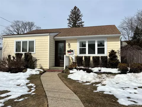 47 Sherbrooke Rd, Lindenhurst, NY 11757