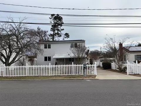33 Lakewood Ave, Lake Ronkonkoma, NY 11779