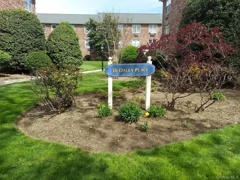 30 Daley Pl #136, Lynbrook, NY 11563