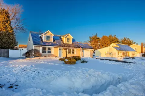 7 Woodbrook Dr, Ridge, NY 11961