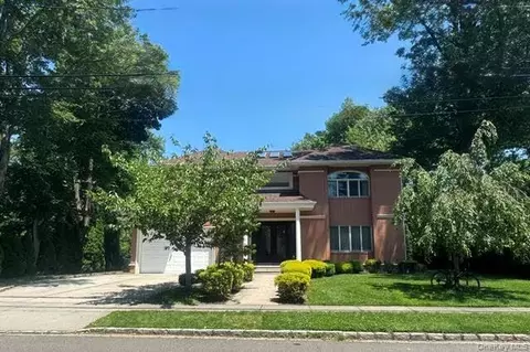 11 Burbury Ln, North Hempstead, NY 11023