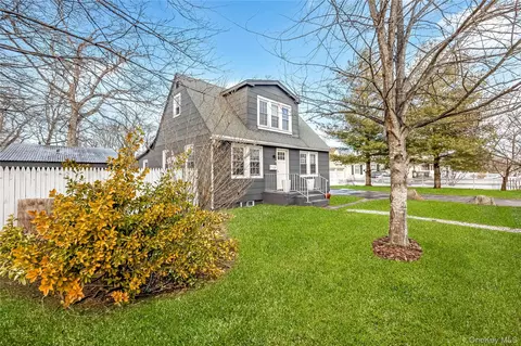 97 Berry St, Lindenhurst, NY 11757