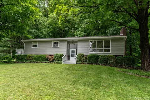 41 Mountain Dr, Pleasant Valley, NY 12569