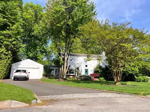 26 Polo Field Ln, North Hempstead, NY 11020