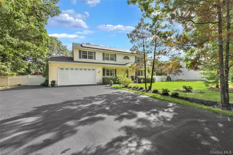 17 Jennifer Path, Westhampton Beach, NY 11978