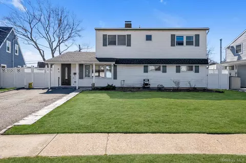 4 Carriage Ln, Levittown, NY 11756