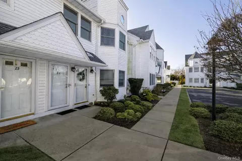 22 Ridgewood Dr, Wantagh, NY 11793